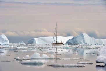 Polar sailing, Antarctica. © Etienne Pierart.