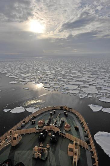 Ice breaking, Antarctic. © Etienne Pierart.